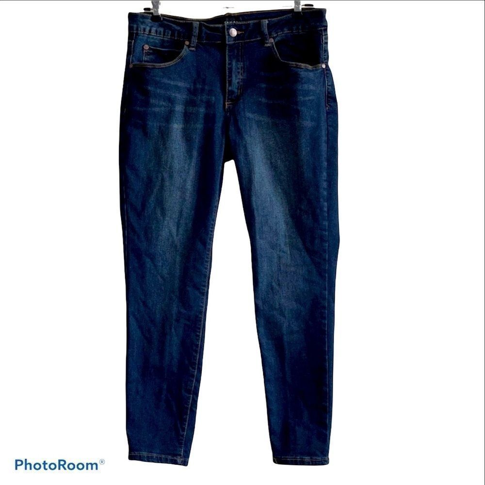 - Tahari Kelly jeans size 31